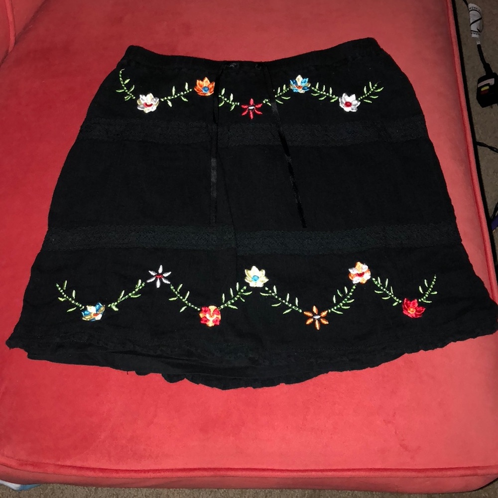 EUC Old  Navy size xs embroidered mini skirt
